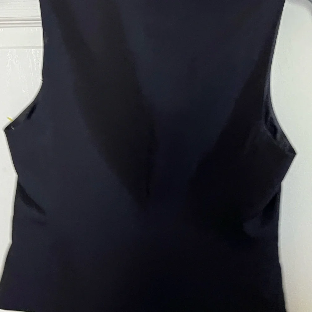 NWT H&M fitted vest iV-neck, buttons at front, and welt front pockets. size S - Picture 5 of 8